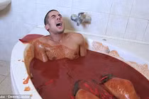 Tắm trong bồn ớt đỏ rực, trai trẻ nhận kết thảm khốc