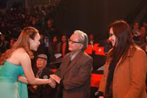 Mổ xẻ văn hóa cúi chào của sao Việt