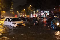 “Tôi bật khóc khi vật lộn với dòng nước lớn giữa Sài Gòn“