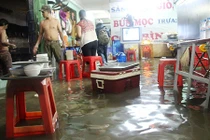 Ảnh: Người Sài Gòn trắng đêm sửa xe, tát nước cứu tài sản