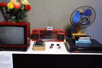 Ảnh hoài niệm: Ngắm cassette băng, xe DD đỏ vào bảo tàng