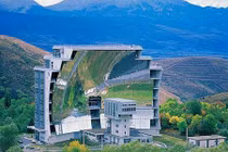 Những tòa nhà chọc trời có hình thù kỳ dị nhất thế giới