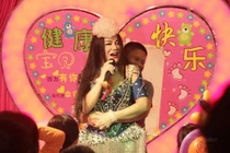 Lễ trăm ngày của bé gái gây xôn xao vì phản cảm, thô tục