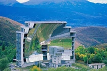 Những tòa nhà chọc trời có hình thù kỳ dị nhất thế giới