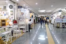 Lạc lối giữa thiên đường mua sắm giá rẻ dưới lòng đất 