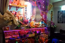 Hầu đồng ở hành lang chung cư: Lợi dụng tâm linh để lừa đảo?