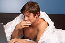 Nghịch laptop của chồng, phát hiện bí mật kinh hoàng