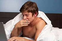 Nghịch laptop của chồng, phát hiện bí mật kinh hoàng