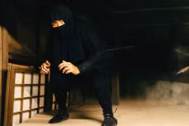 Du khách nước ngoài giúp Ninja Nhật Bản kiếm bộn tiền