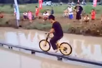 Cười vỡ bụng xem đua xe đạp có một không hai