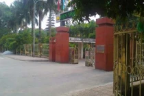 Vào UBND huyện đục két bất thành, tên trộm uống sữa rồi đi