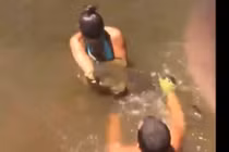 Cô gái dùng tay không nhử bắt cá trê khổng lồ