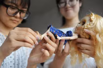 Nữ sinh kiếm bộn tiền nhờ nghề chơi cùng búp bê