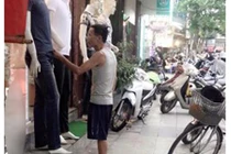 Hành động của cha già trước cửa hàng quần áo làm nhiều người rơi lệ