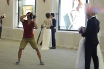 Hà Nội: 1 mét vuông, chục đôi chen nhau chụp ảnh cưới 