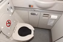 Điều gì xảy ra khi bạn giật nước trong WC máy bay?