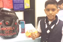 Nam sinh 11 tuổi phát minh ba lô chống đạn 