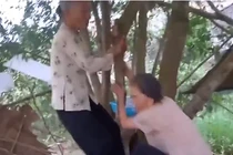 Hai bà cụ “quẩy” theo nhạc khiến con cháu ngả nón chịu thua 