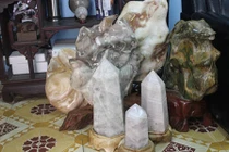 Lưu ý khi dùng đá phong thủy trang trí phòng khách