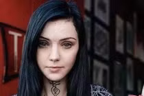 Cô gái xăm mắt, cắt lưỡi, đính khuy rốn vì muốn đến hành tinh khác