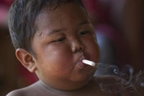 Cậu bé hút 40 điếu thuốc/ngày từng gây sốc giờ ra sao?