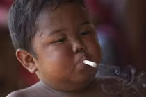 Cậu bé hút 40 điếu thuốc/ngày từng gây sốc giờ ra sao?