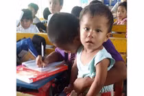 Không muốn bỏ học, cậu bé nghèo bế em tới lớp