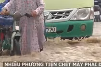 Cả người lẫn xe lọt xuống cống ở SG sau mưa lớn