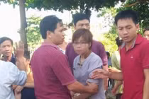 Lén lút vào chùa ban đêm, người phụ nữ bị dân quây cửa