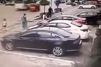 Lùi đỗ xe, chết 2 người đi bộ trên vỉa hè