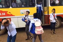 Nam sinh cấp 2 đánh bạn nữ ngất xỉu gây bức xúc