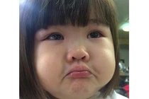 Tìm ra cô bé phụng phịu vì bị cắt tóc gây sốt