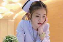Nữ y tá bỗng dưng nổi tiếng vì xinh như hot girl