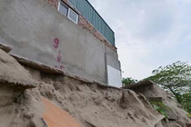 Ảnh: Đánh đu tử thần trong những ngôi nhà nứt cạnh sông Hồng