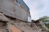 Ảnh: Đánh đu tử thần trong những ngôi nhà nứt cạnh sông Hồng