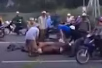 Bức xúc cảnh xẻ thịt trâu ngay giữa quốc lộ