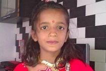 Kỳ lạ bé gái Ấn Độ phát hiện có đàn kiến sống trong tai