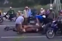 Bức xúc cảnh xẻ thịt trâu ngay giữa quốc lộ