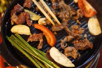 Uống bia ăn đồ nướng - thói quen rất dễ gây ung thư