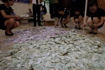 Cặp đôi vác bao tải hơn 100 triệu tiền lẻ đi mua nhà