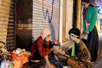 Ảnh cảm động: Người vô gia cư nhận quà Trung thu giữa đêm khuya