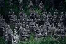 Kinh dị: 800 bức tượng đá “trừng mắt” theo dõi bạn