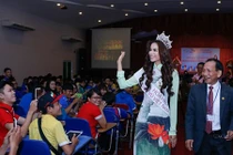 Hoa hậu Phạm Hương đối phó thị phi “khôn ngoan” thế nào?