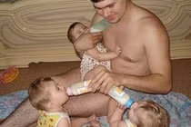 Các ông bố làm trò gì khi mẹ vắng nhà?