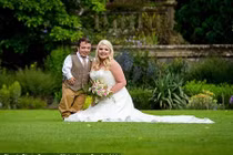 Chú rể phải bắc thang mới hôn được cô dâu trong đám cưới