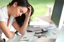 Chồng đòi giữ lương vì sợ vợ mang tiền biếu nhà ngoại