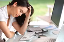 Chồng đòi giữ lương vì sợ vợ mang tiền biếu nhà ngoại