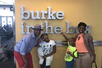 Xôn xao gia đình bị đuổi khỏi máy bay chỉ vì chiếc bánh kem