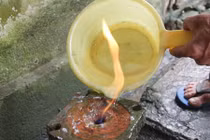 Kỳ lạ giếng khoan bốc cháy suốt 10 năm ở Quảng Trị