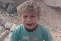 Bé trai mình đầy máu và bụi đất khóc tìm mẹ giữa bom đạn 